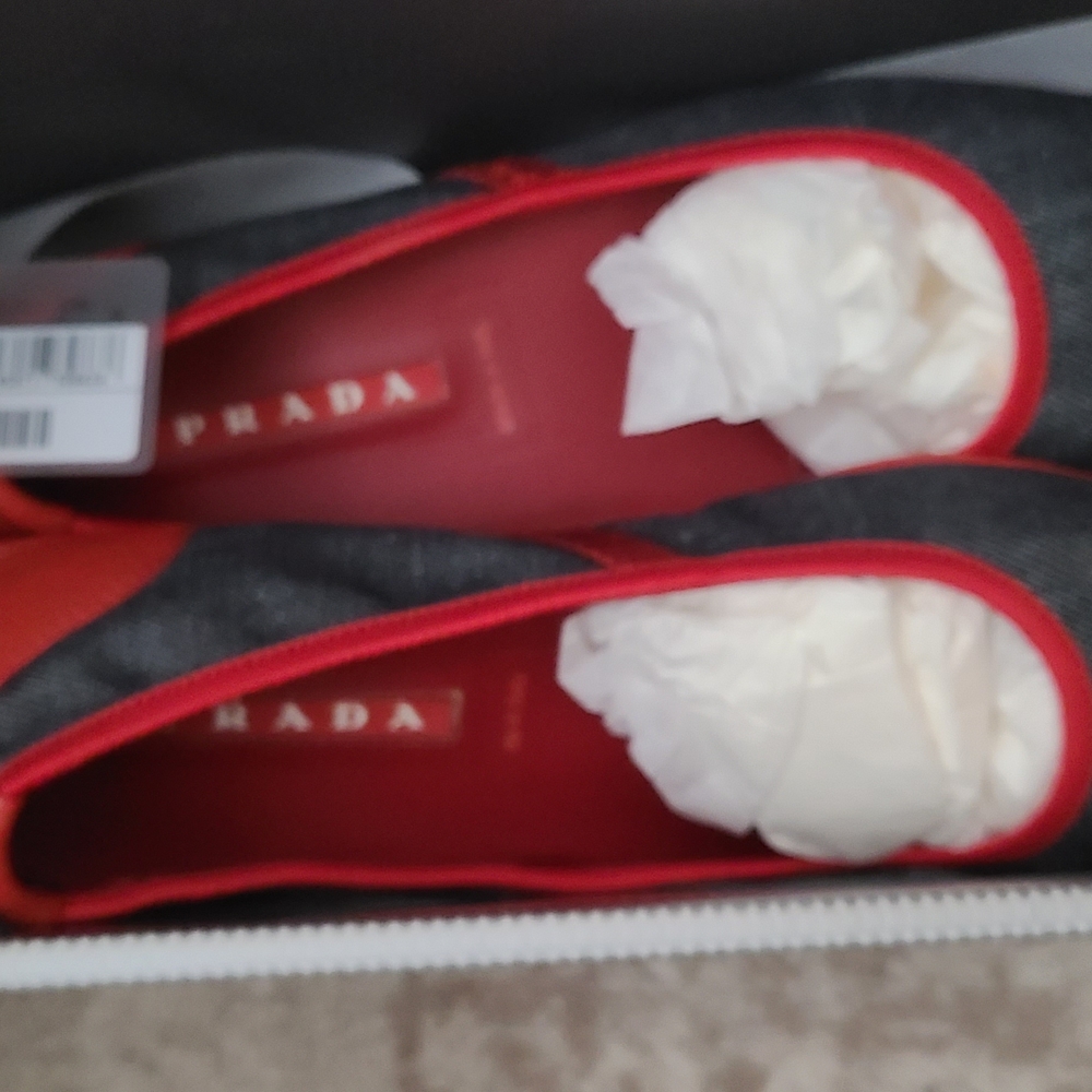 Prada Women's Black and Red Flats - Picture 6 of 14